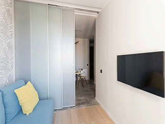 Раздвижная алюминиевая перегородка, цвет профиля - белый, стекло сатин матовый