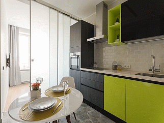 Алюминиевая перегородка раздвижная, цвет профиля - серебро, стекло сатин матовый