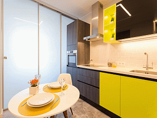 Алюминиевая перегородка раздвижная, цвет профиля - серебро, стекло сатин матовый